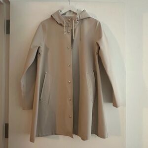 Stutterheim Mosebacke Raincoat Sand Size XS